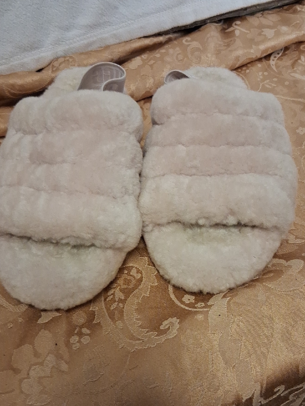 UGG Cream Fluff Yeah Slide Slippers Size 7 ,wear at home or out casually